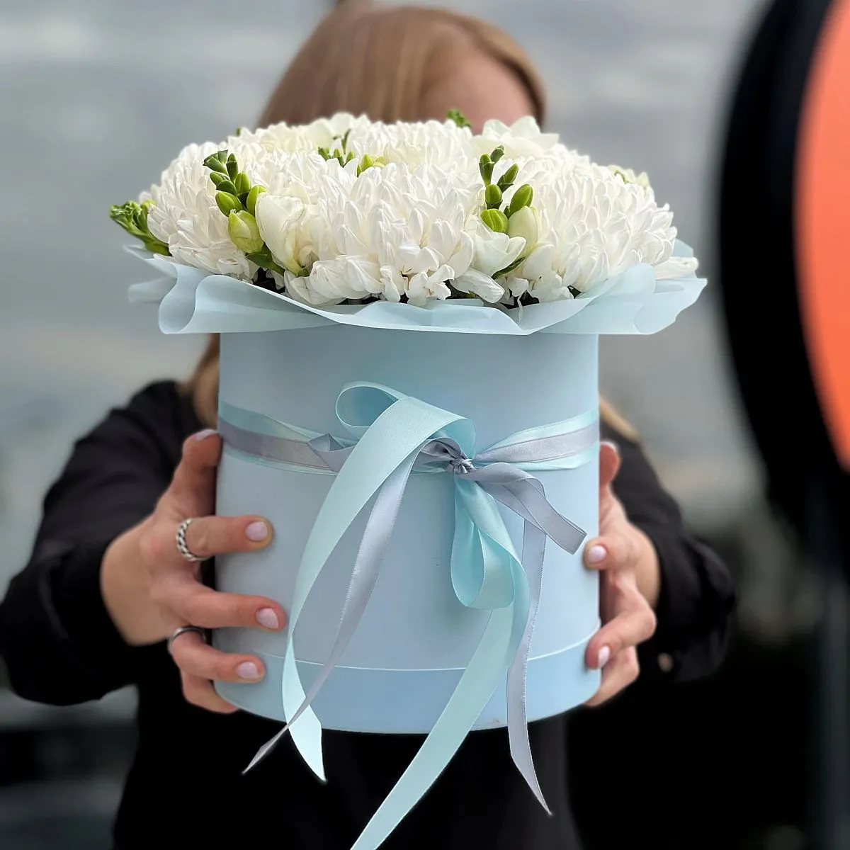 Хризантемы и фрезии в коробке