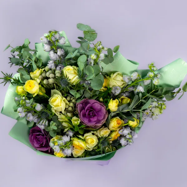 Букет из роз микс и дельфиниумов