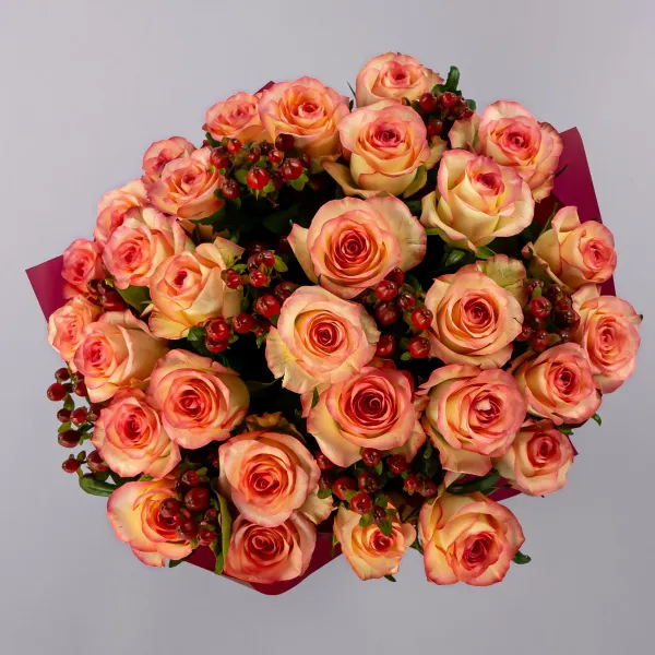 Букет из 31 бело-розовой розы