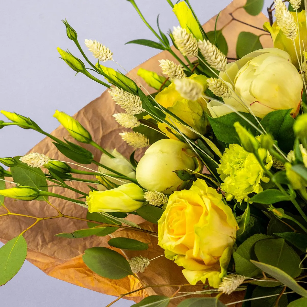 Букет из роз, пионов и гвоздик