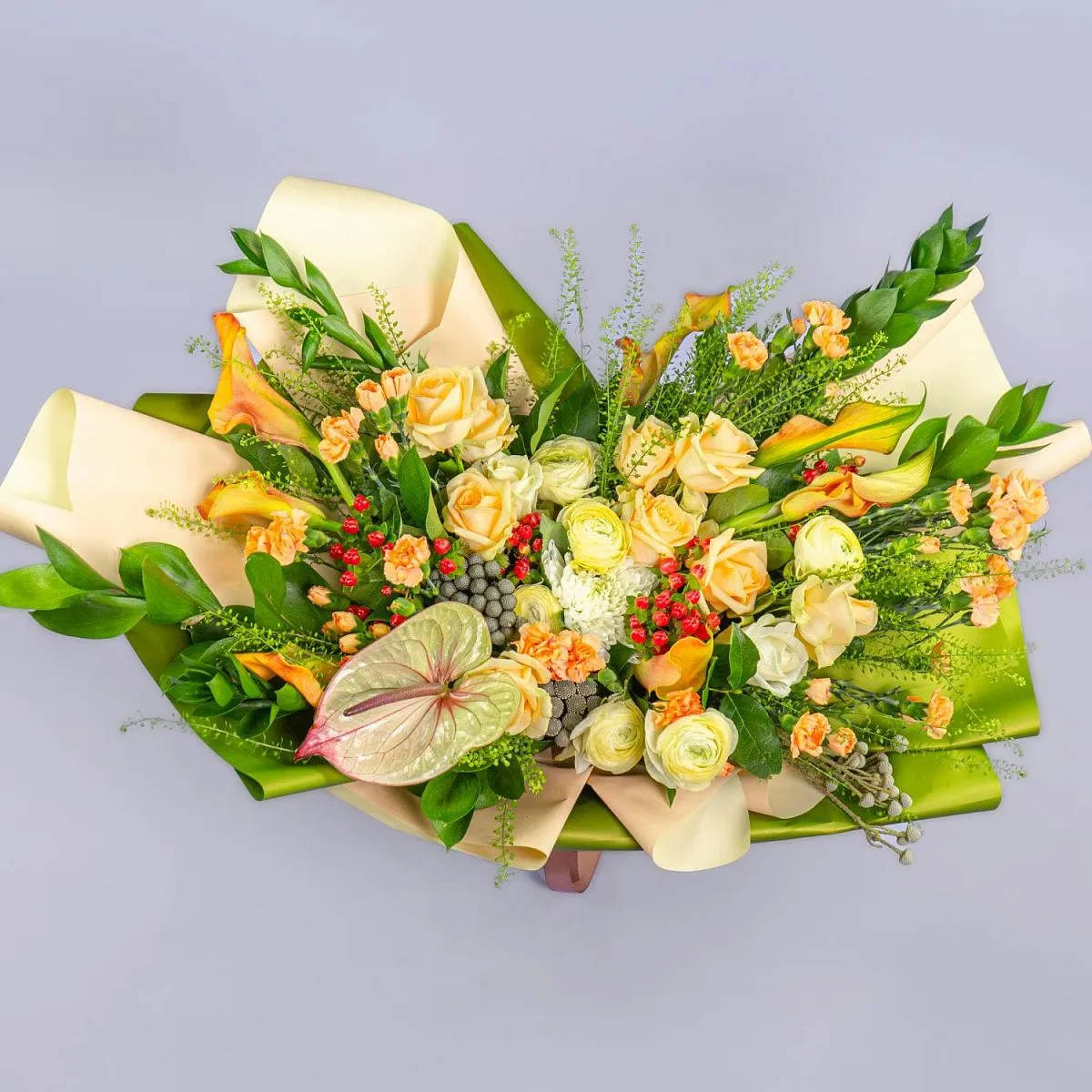 Букет из антуриума, роз и гвоздик