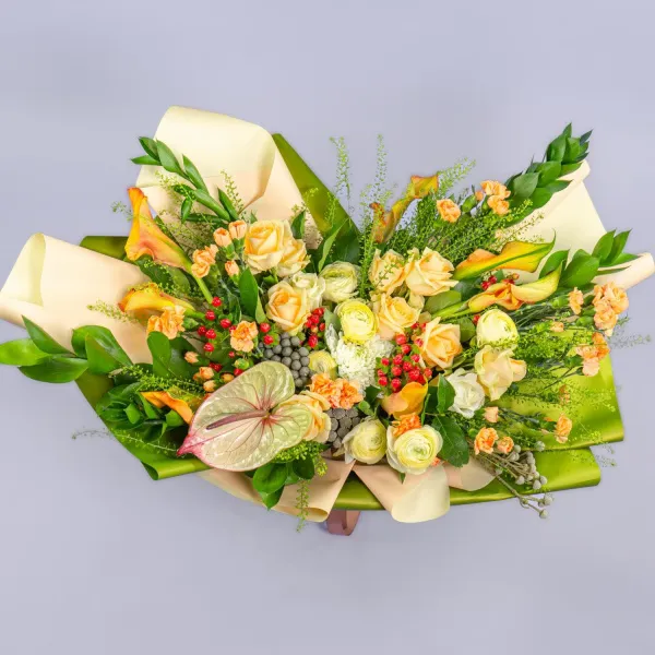 Букет из антуриума, роз и гвоздик