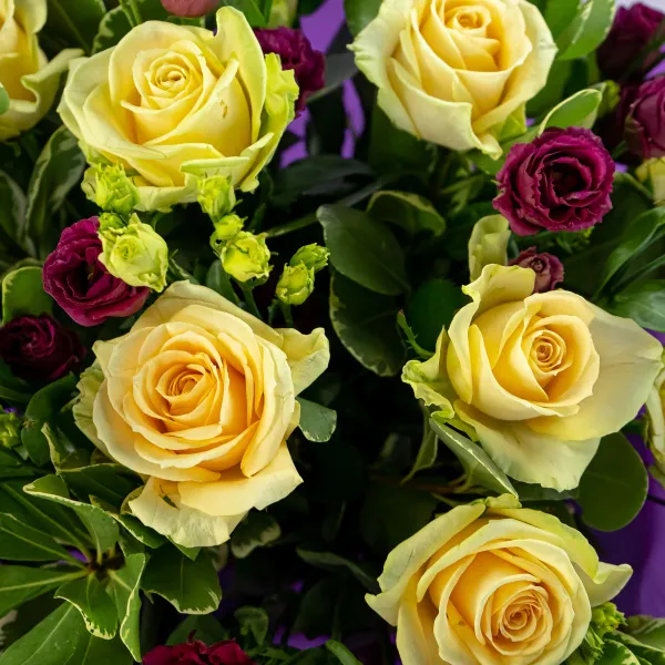 Букет из эустом и 15 кремовых роз