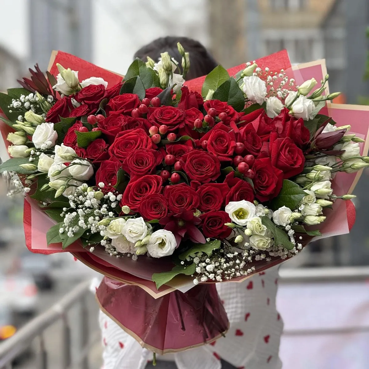 Огромный букет из роз, гипсофил и эустомы