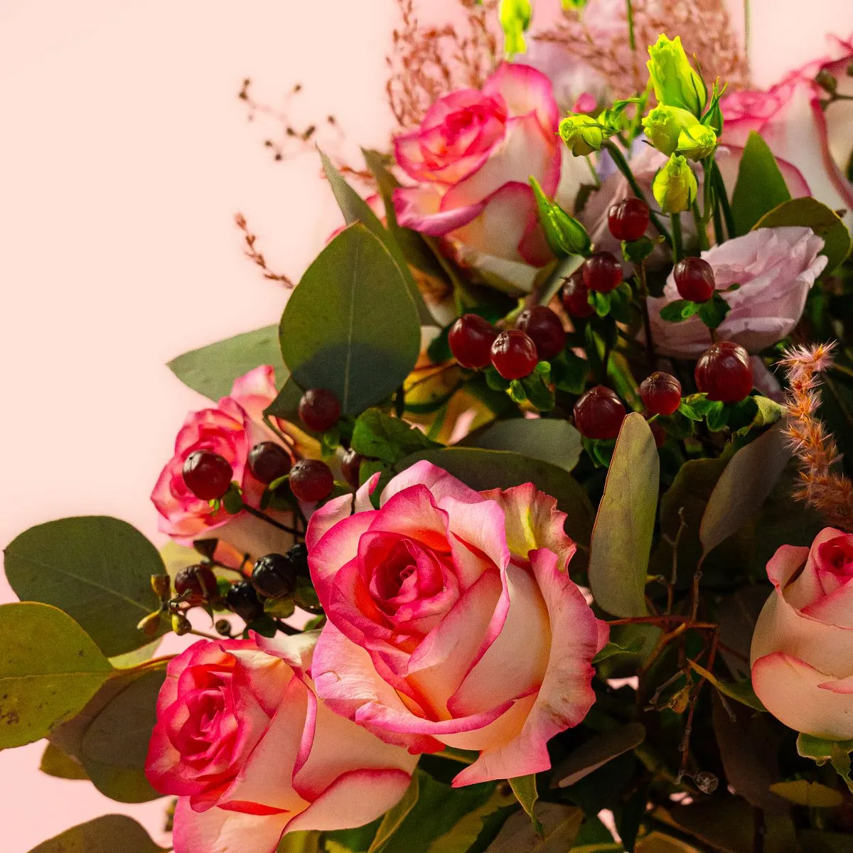 Розы и орхидея в вазе