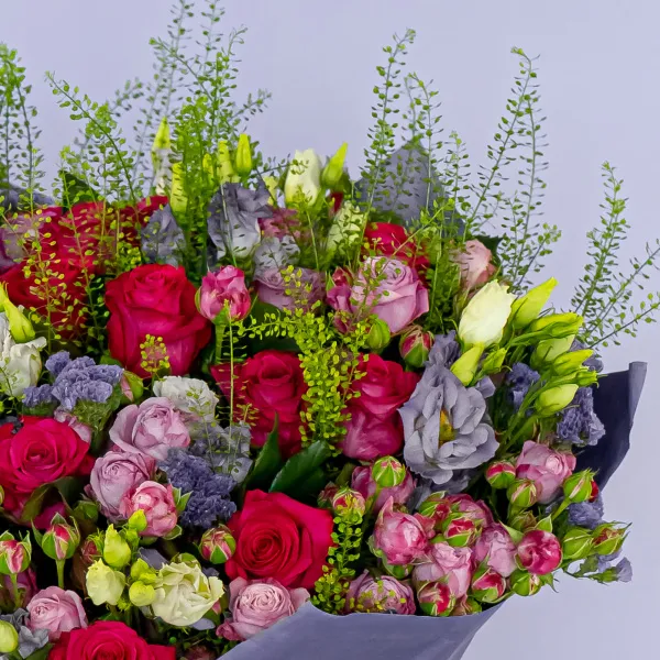 Букет из роз микс и эустом