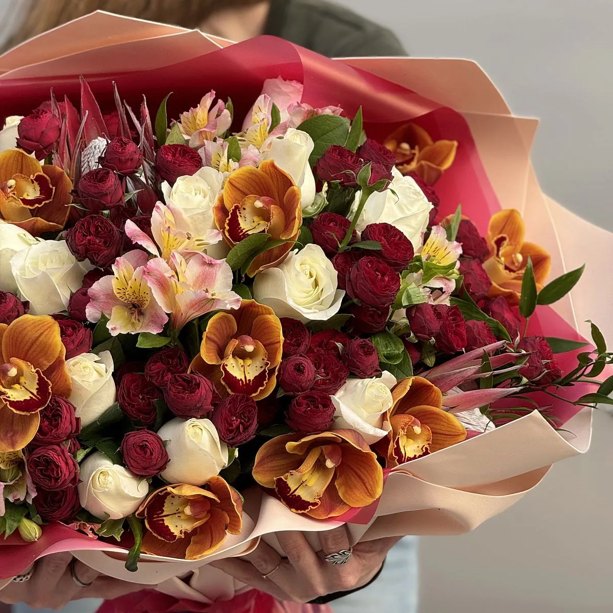 Большой букет из роз, солидаго и протеи