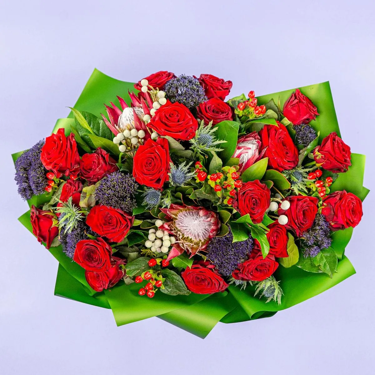 Букет из протей и алых роз