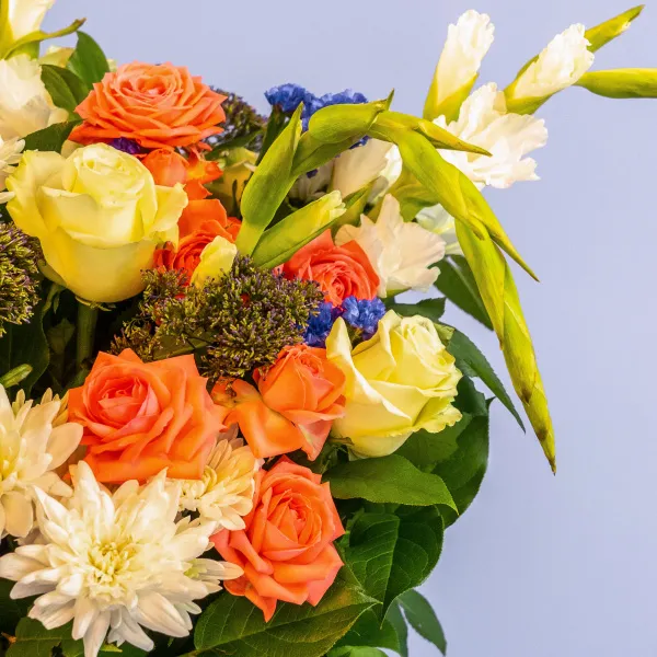 Розы микс и хризантемы в коробке