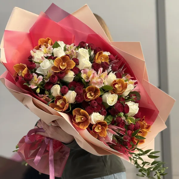 Букет из роз, солидаго и протеи