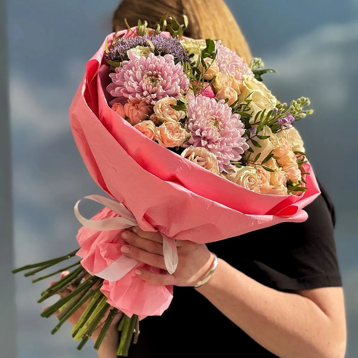 Букет из роз, хризантем и матиолл