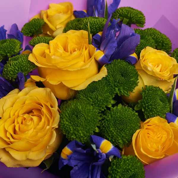 Букет из желтых роз и ирисов (55 см)