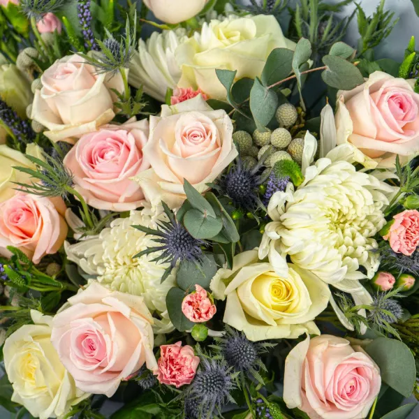 Букет из роз микс, гвоздик и хризантем