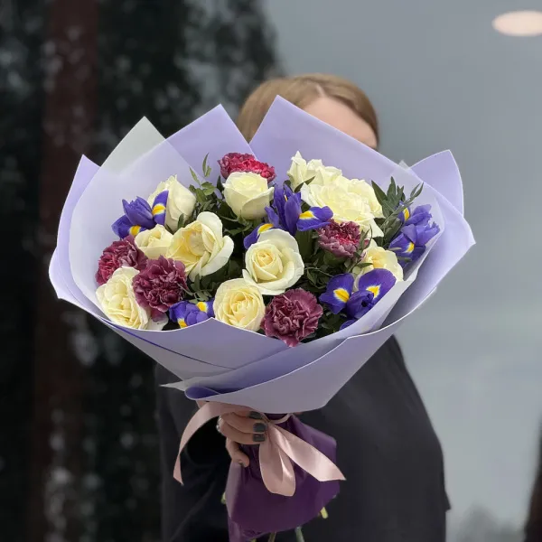 Букет из роз, фисташек и ирисов