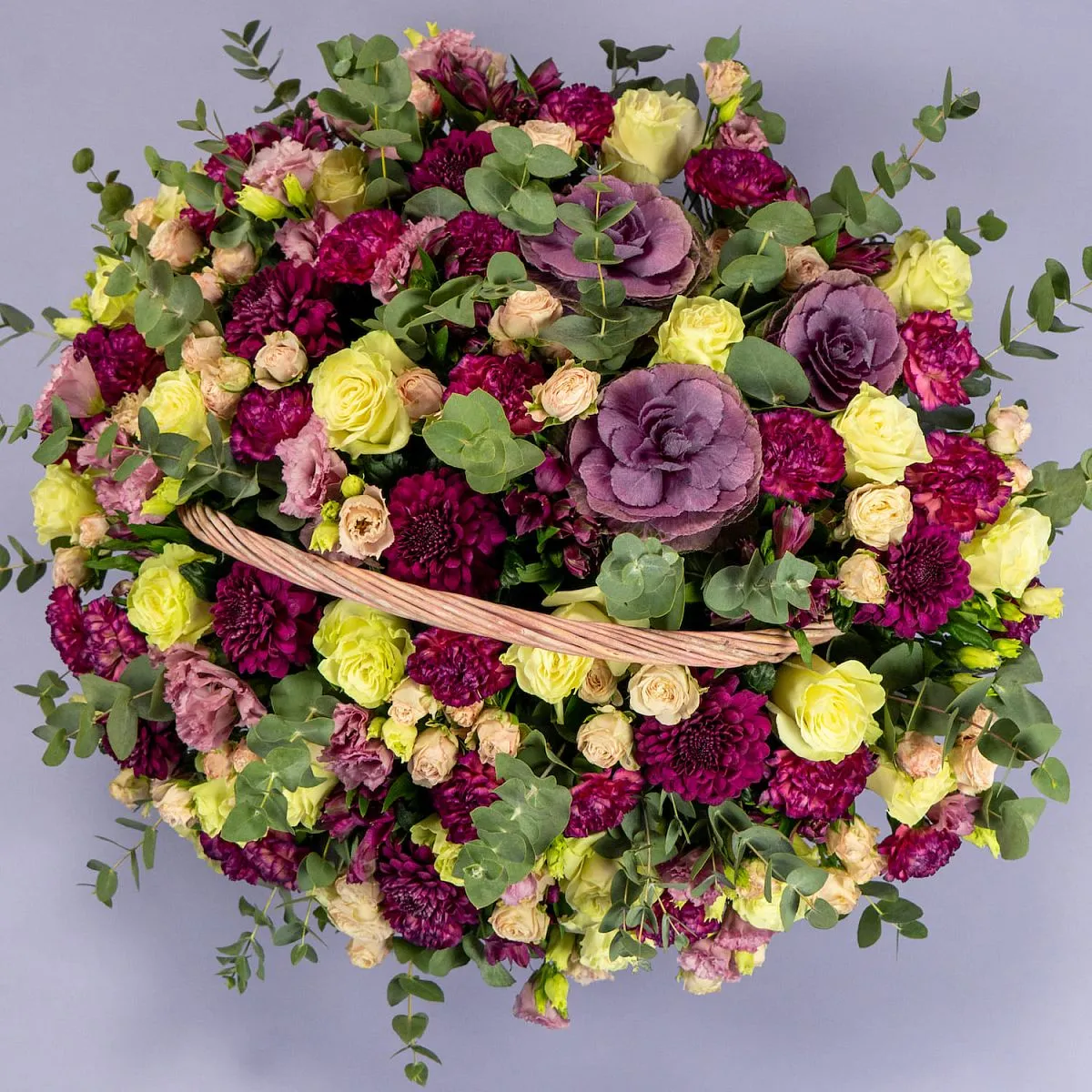 Розы микс и гвоздики в корзине