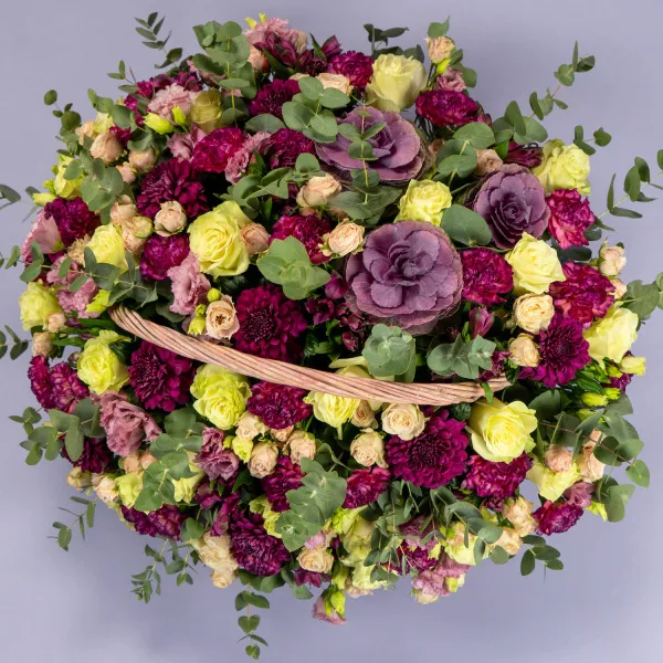 Розы микс и гвоздики в корзине