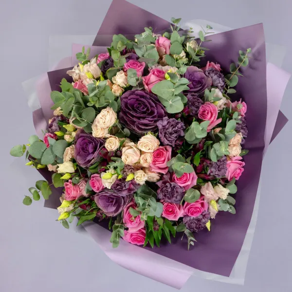 Букет из роз, гвоздик и брассики