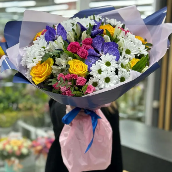 Букет из роз, альстромерии и хризантем