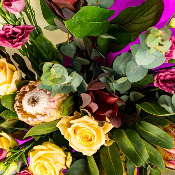 Букет из 7 роз и протеи