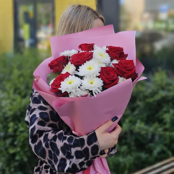 Букет из хризантем и красных роз (60 см)