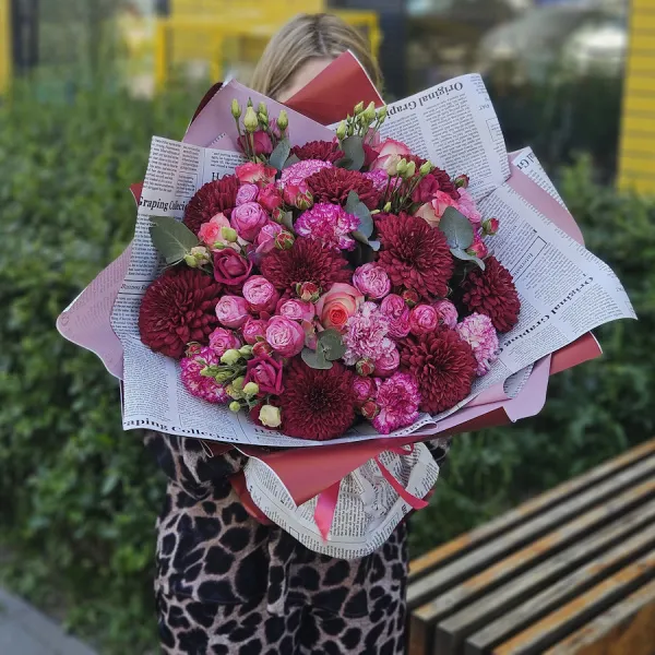 Букет из хризантем, гвоздик и роз микс