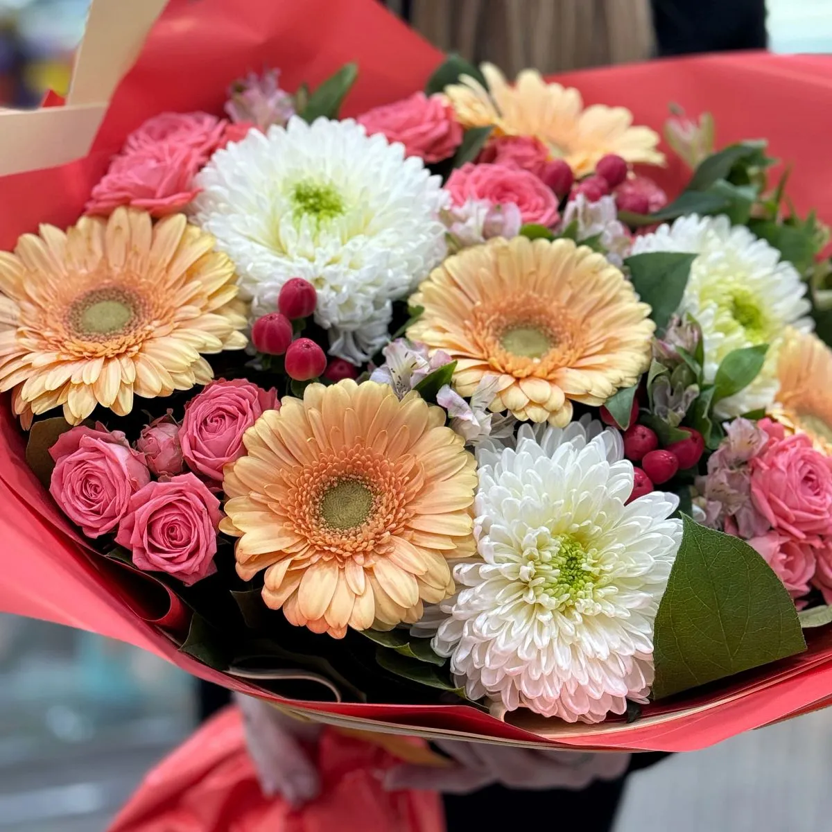 Букет из хризантем, гербер и роз