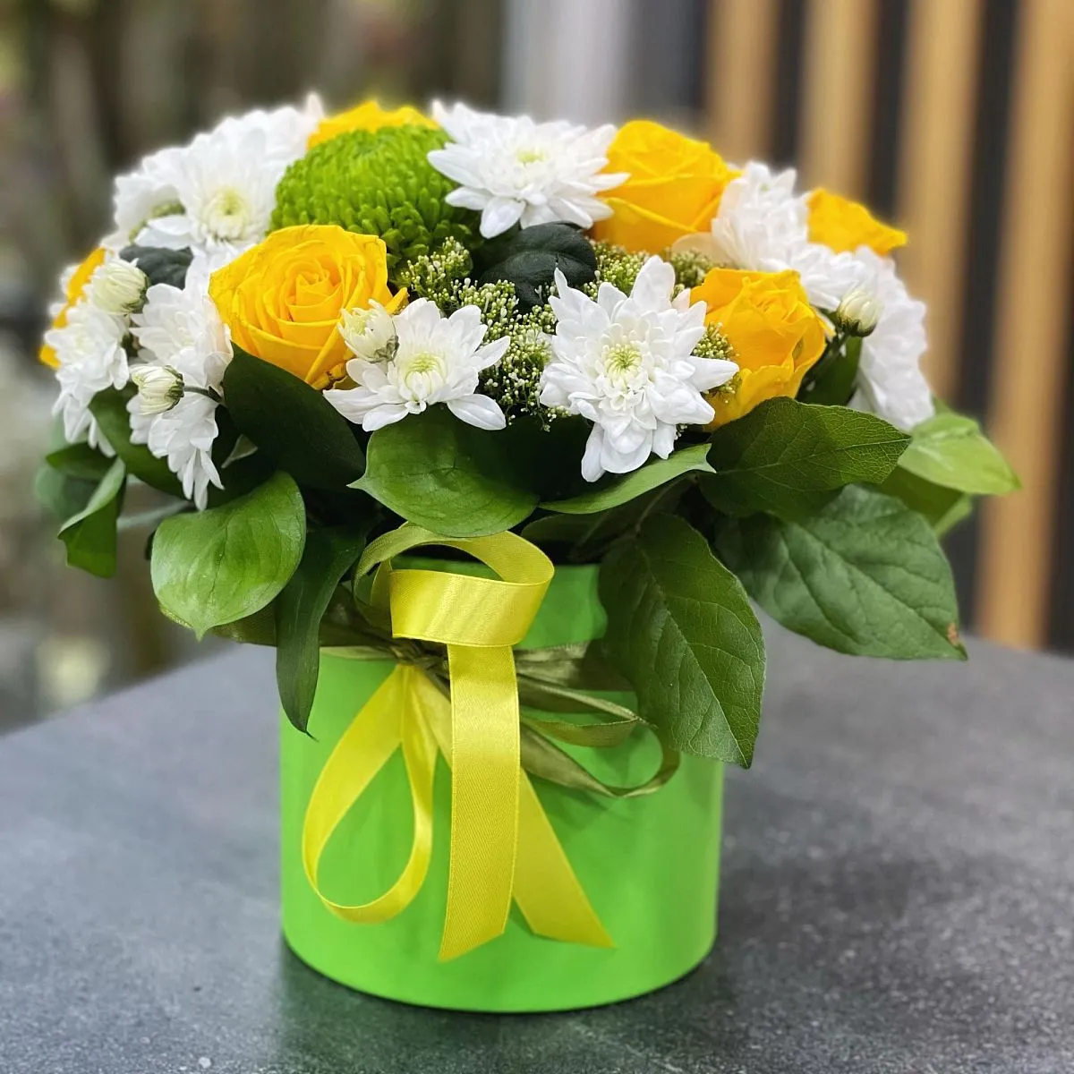 Хризантемы и розы в коробке