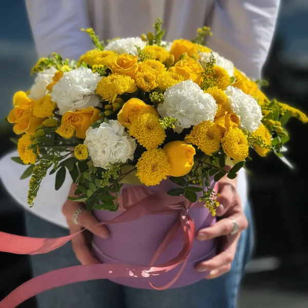 Гвоздики, розы и хризантемы в коробке