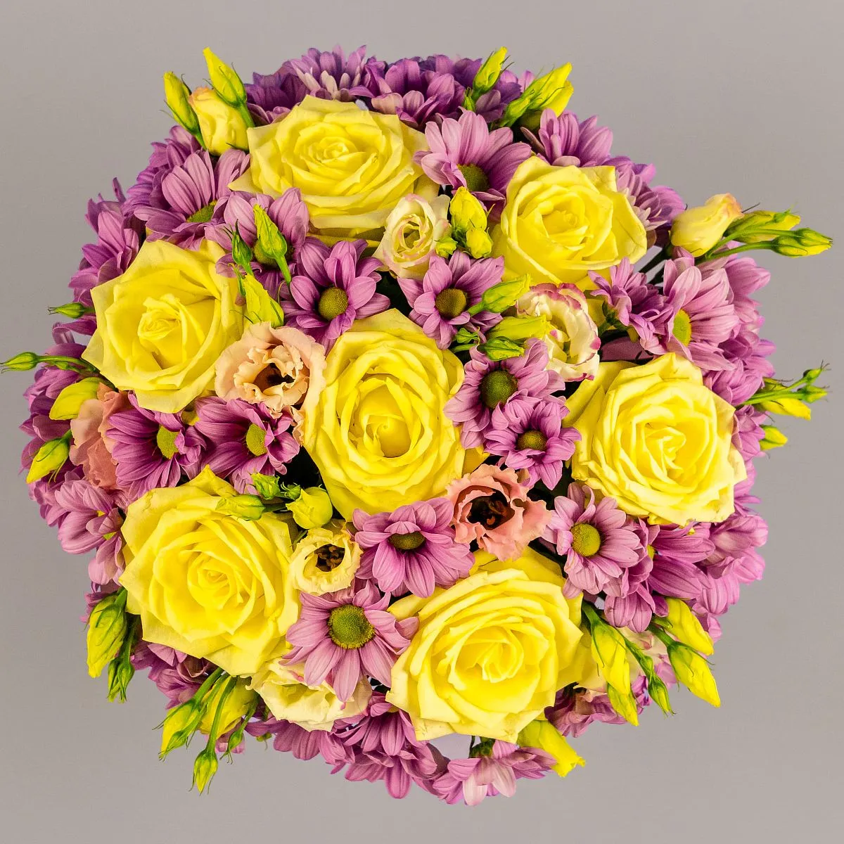 Розы, хризантемы, эустомы в коробке