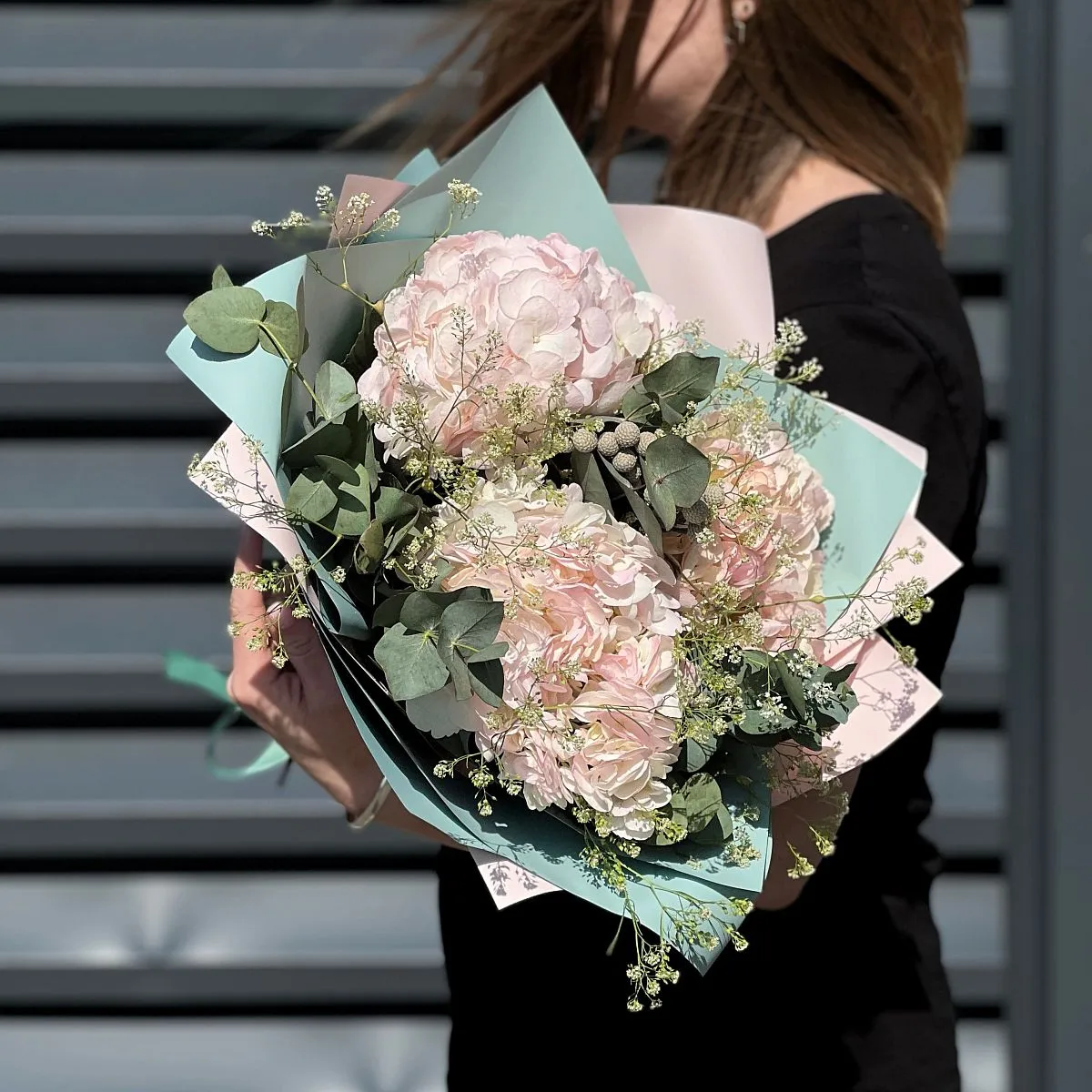 Огромный букет из гортензии, брунии и гипсофил