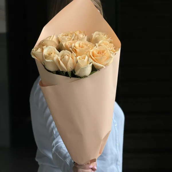 Букет из 13 кремовых роз (70 см)