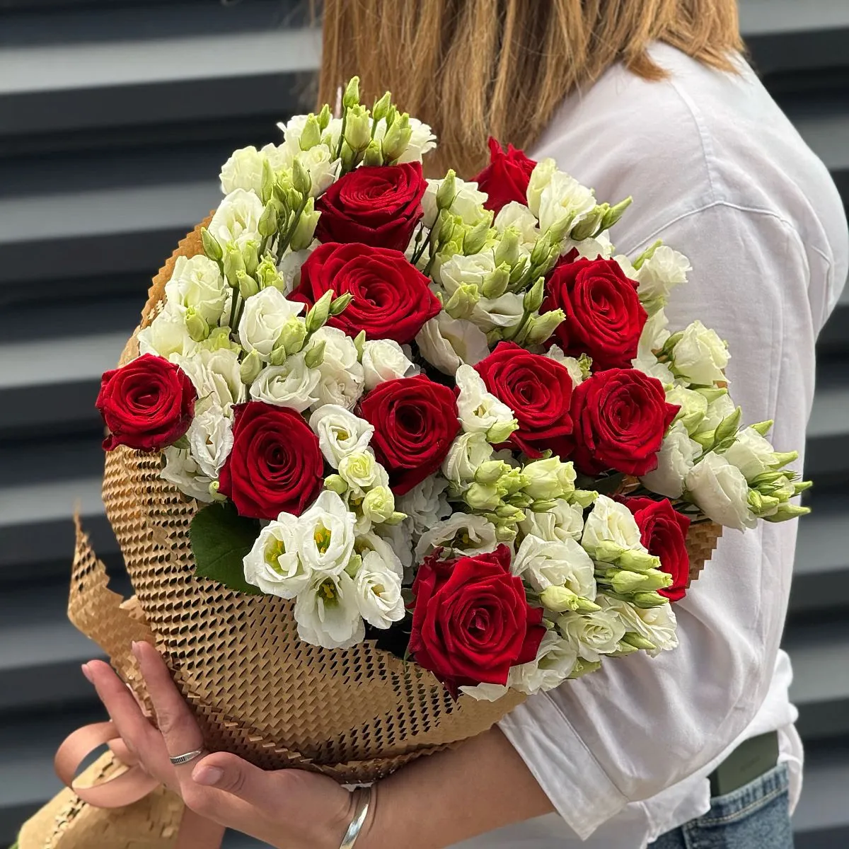 Букет из роз и эустом