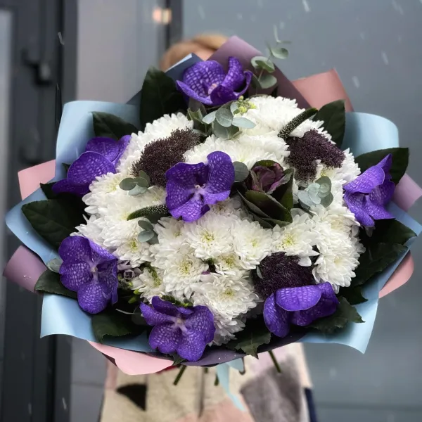 Букет из хризантем и брассики