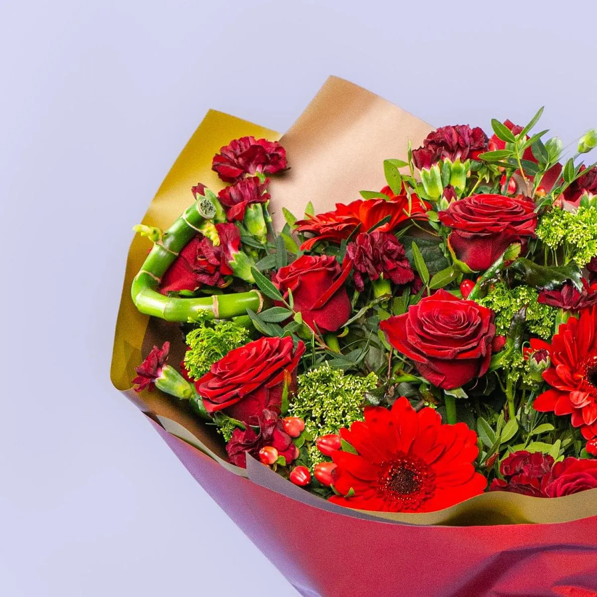 Букет из алых роз, гвоздик и гербер