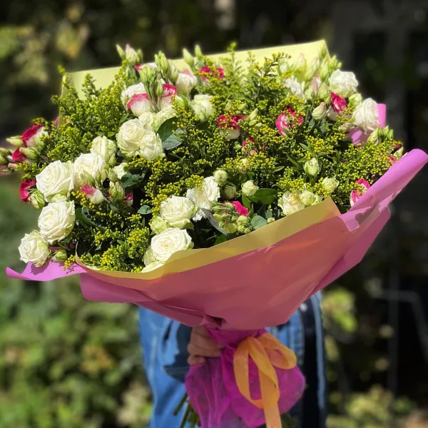 Букет из эустом, роз и солидаго