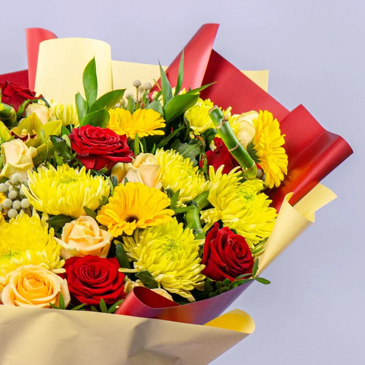 Букет из роз, жёлтых гербер и хризантем