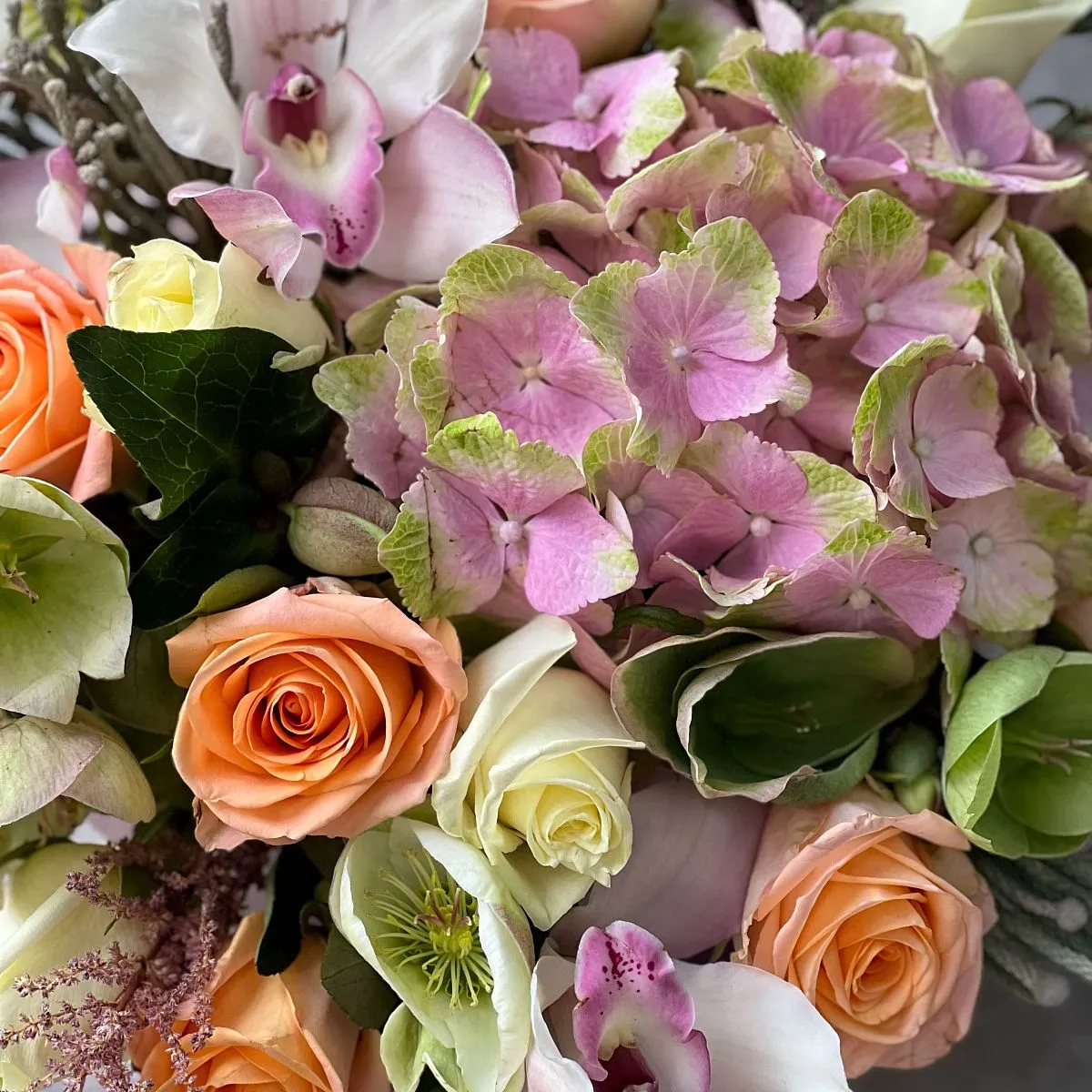 Розы, астильб и брунии в коробке