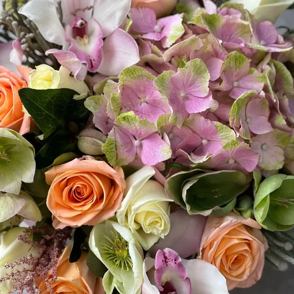 Розы, астильб и брунии в коробке