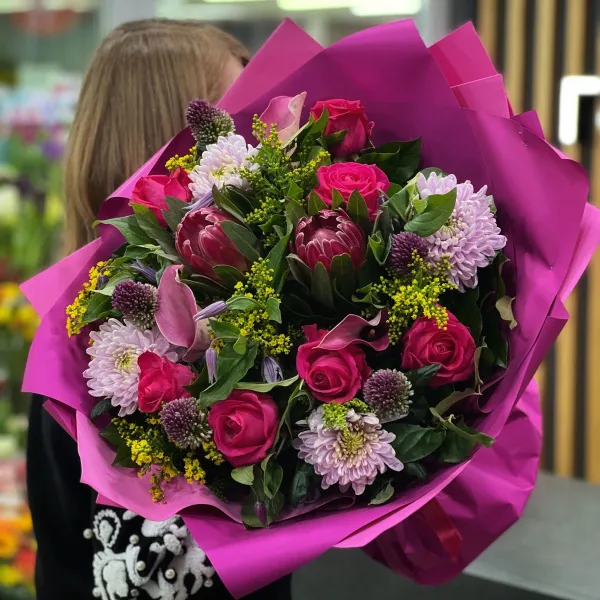 Букет из солидаго, хризантем и роз