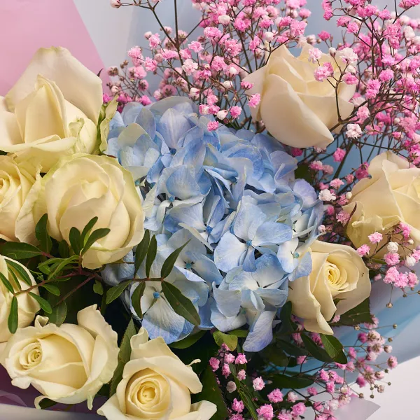 Букет из гортензии и белых роз (60 см)