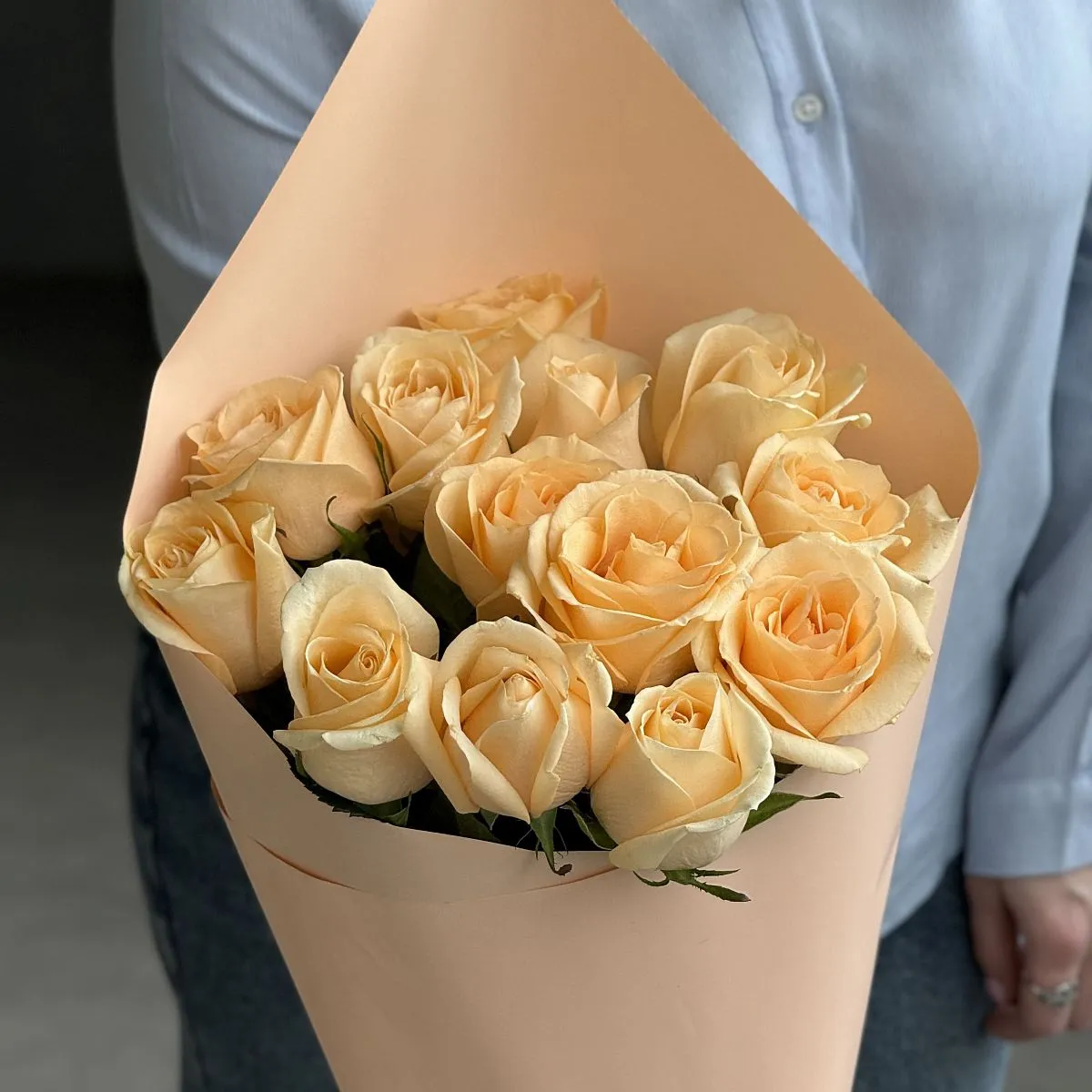 Букет из 13 кремовых роз (70 см)