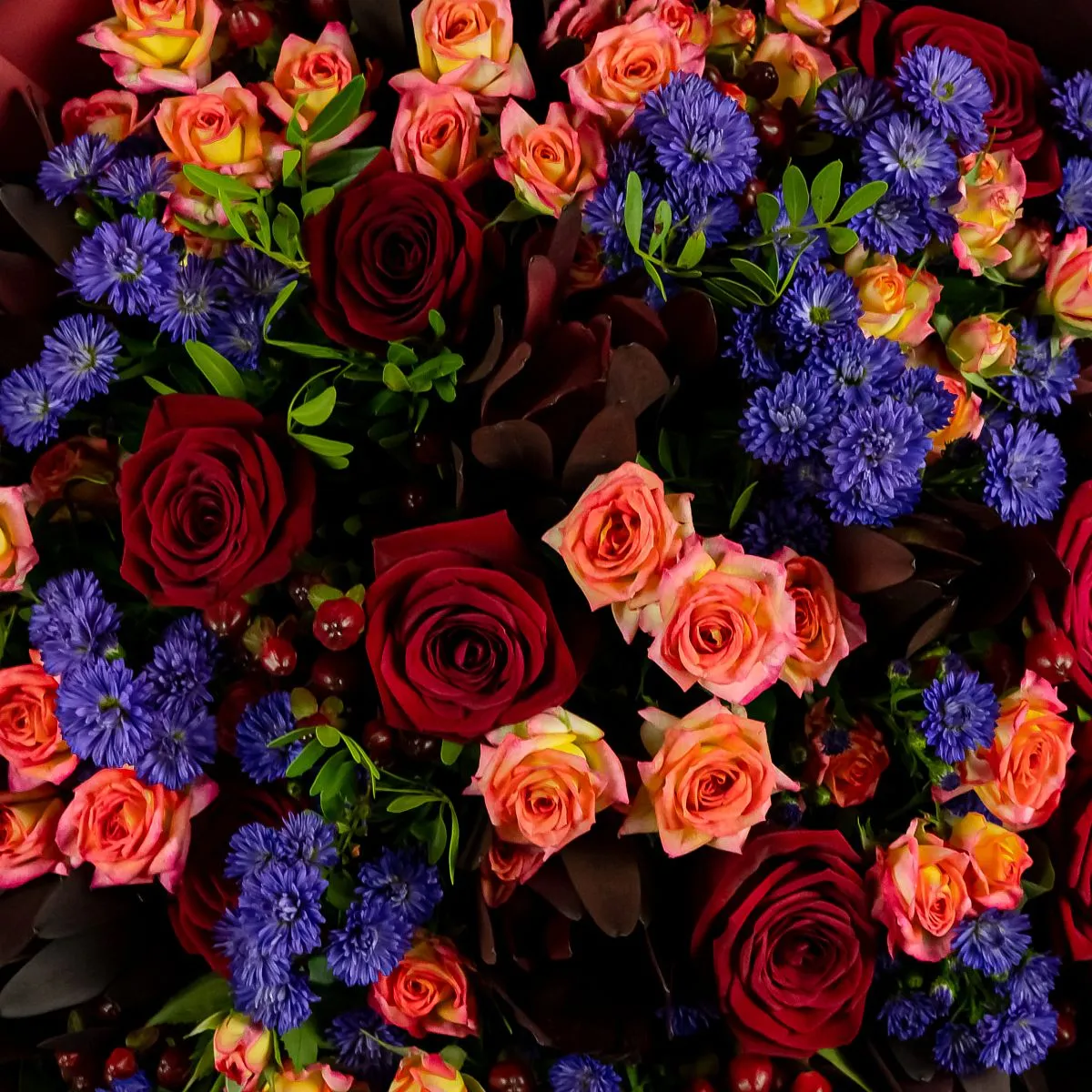 Букет из роз микс и астеров