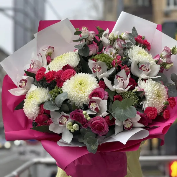 Букет из роз, хризантем и гвоздики