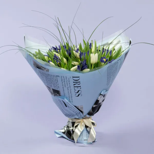 Букет из ирисов и тюльпанов