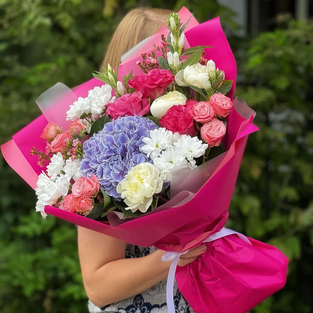 Букет из хризантем, роз и пион