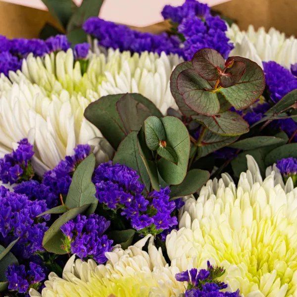 Букет из белых хризантем