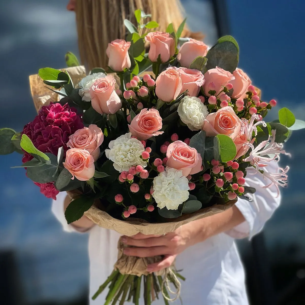 Букет из гвоздик, роз и гиперикум