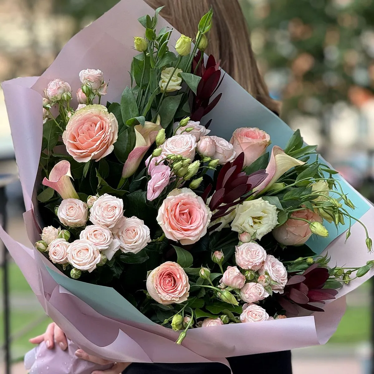 Большой букет из роз, эустом и сафари