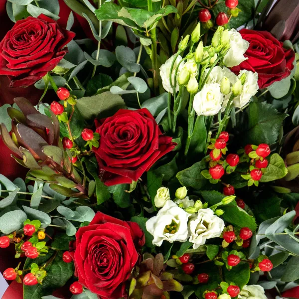 Букет из красных роз и белых эустом