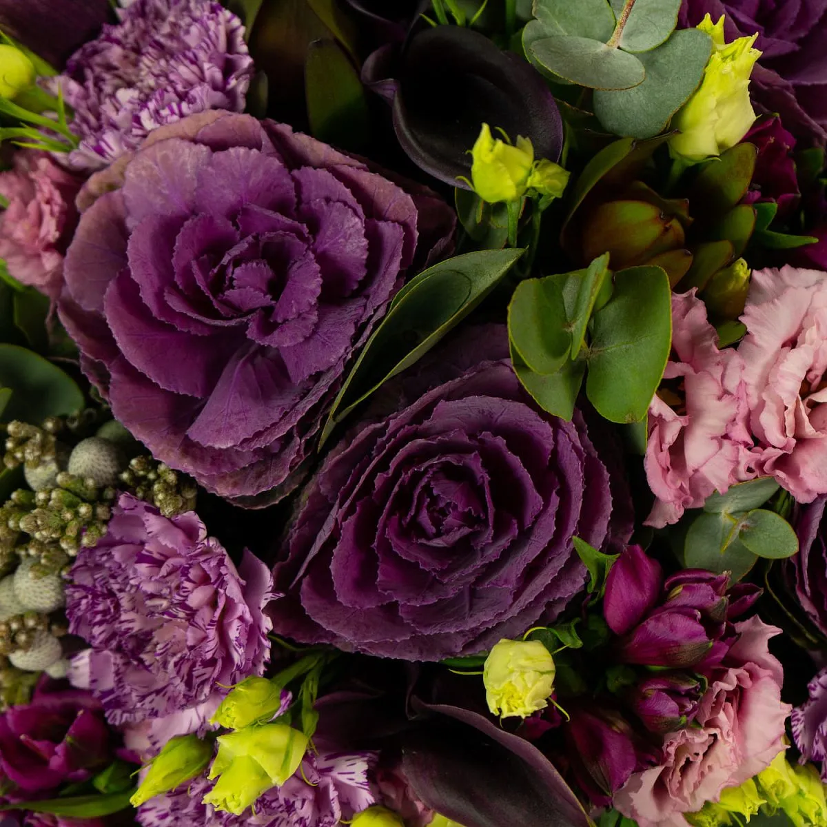 Букет из эустом, гвоздик и брассики